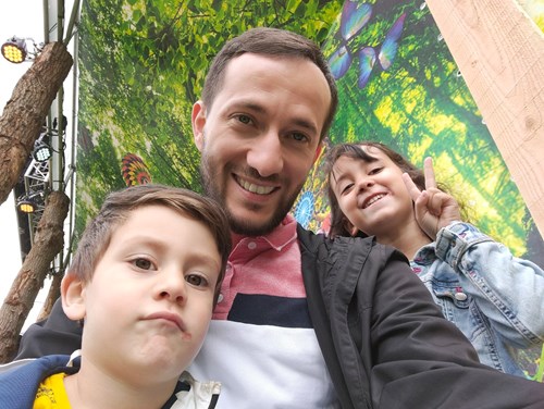 Ontwikkelaar Ilhami Yildirim met zijn 2 kinderen